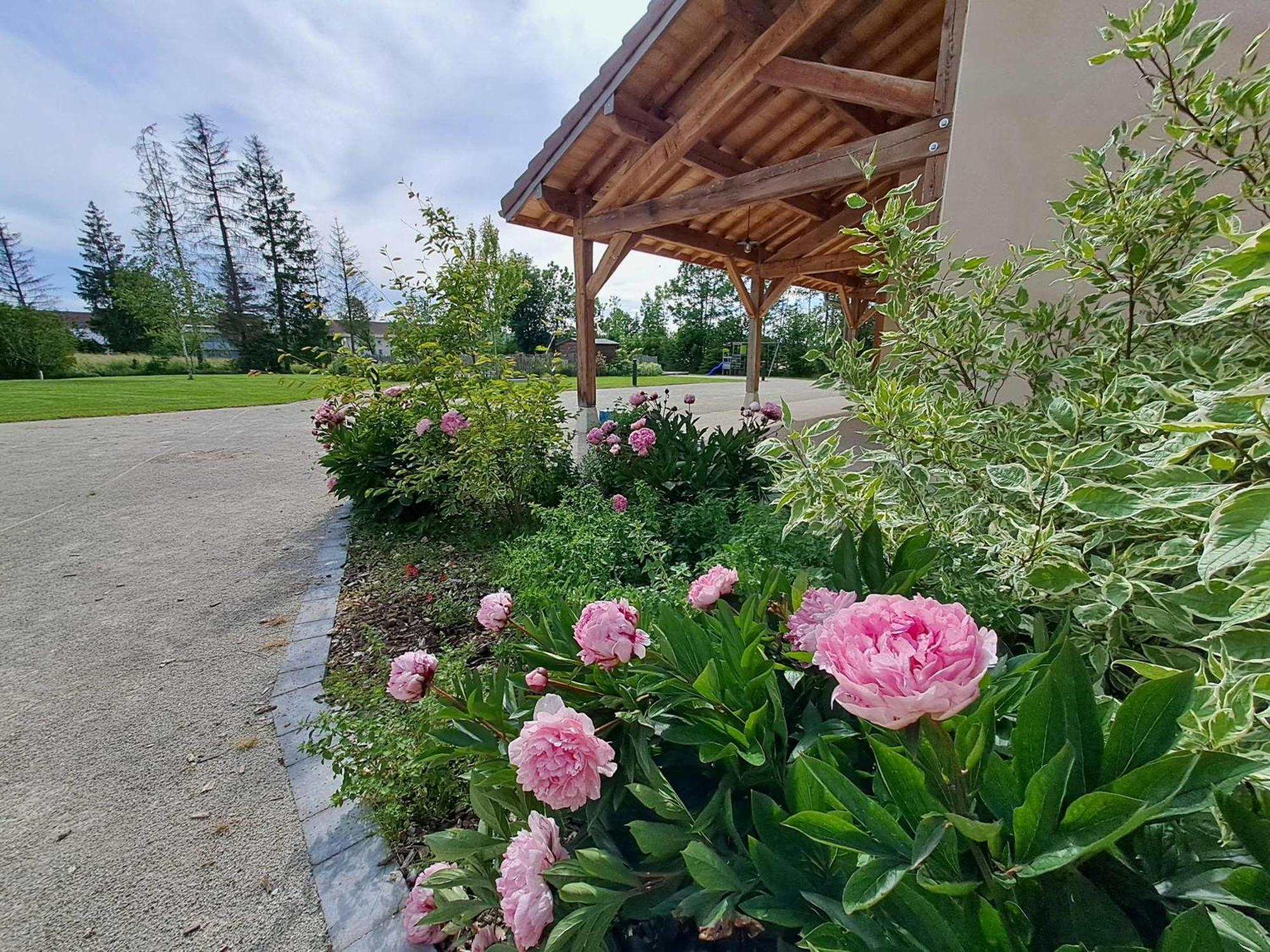 La Pause O Logis Hotel Saint-Laurent-du-Jura Exterior photo